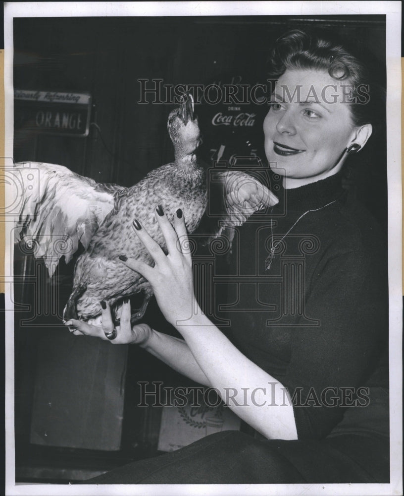 1957 Press Photo Toni Williams Stuffed Duck Sportsman Show - Historic Images