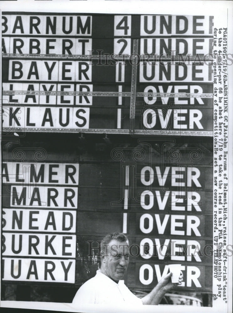 1962 Press Photo Professional Golfer John Barnum, in front of score board. - Historic Images