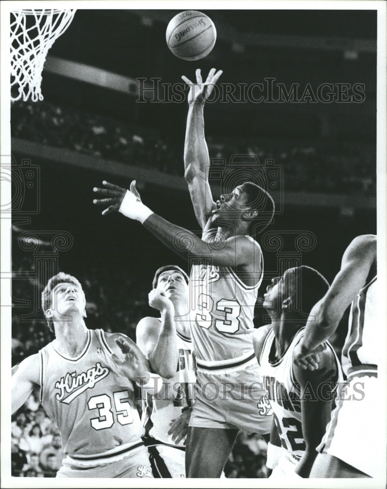 1988 Press Photo NBA Player Otis Thorpe, making layup for Kansas City Kings. - Historic Images