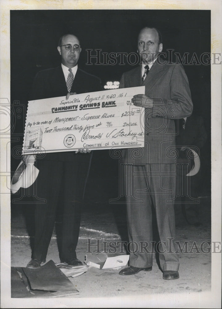 1950 Press Photo Arnold Stockey, passes check to Henry Leveroos - Historic Images