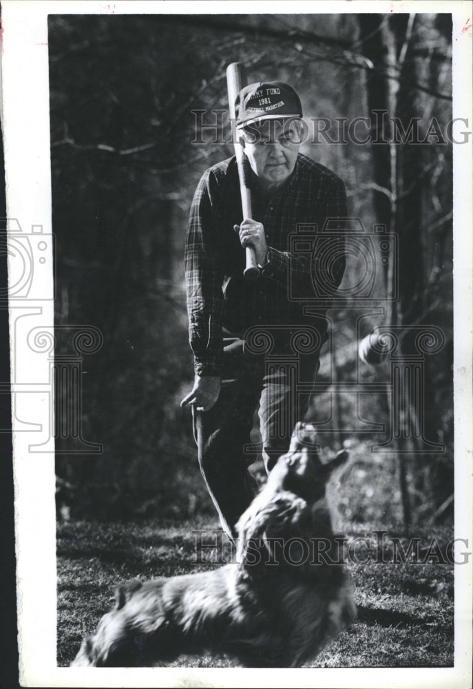 1985 Press Photo Ken Coleman with his dog Manchester - RSH34029 - Historic Images