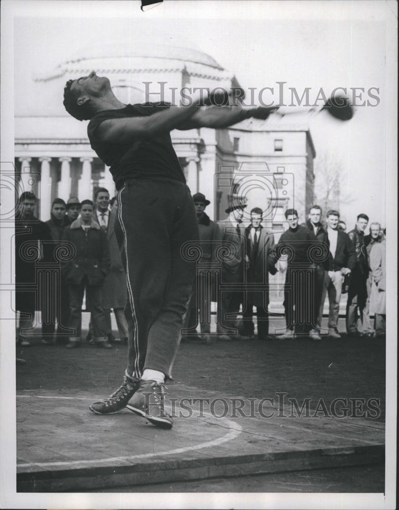 1953 Press Photo Weight Thrower, Robert(Bob) Backus, throwing a weight. - Historic Images