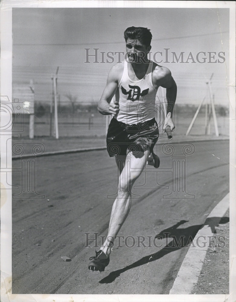 1950 Press Photo Track Runner, Tom Benich, running a race. - Historic Images