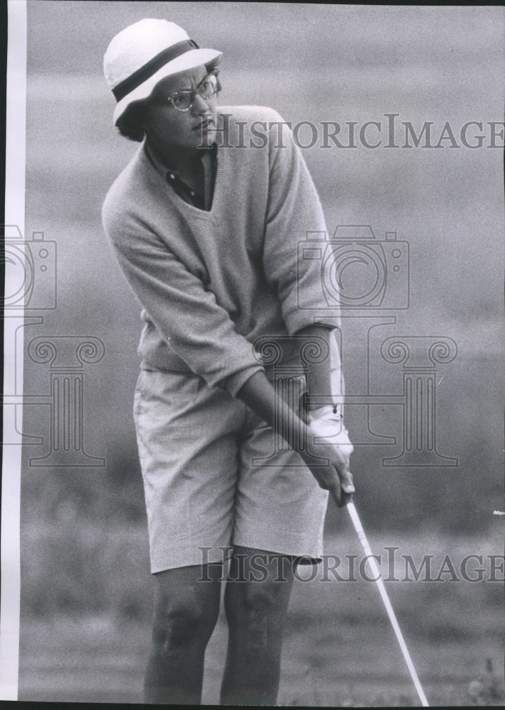 1963 Press Photo Golfer Judy Bell making a chip shot at a Tournament. - Historic Images