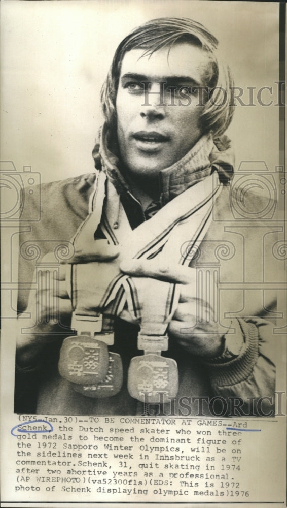 1972 Press Photo Dutch speed skater Ard Schenk shows gold medals during Olympics - Historic Images