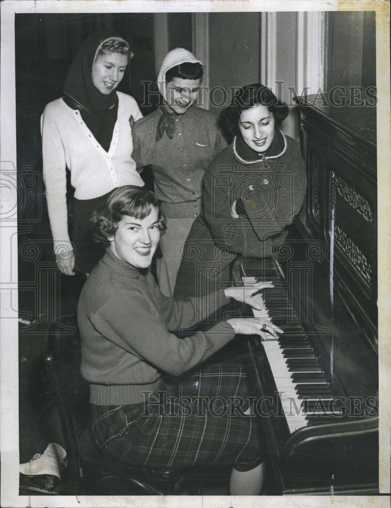 1954 Press Photo Barbara Burbank, Maureen Senior, Sonia Phenner, Pat Tataro - Historic Images