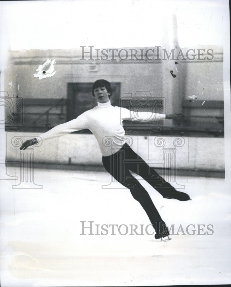 1977 Press Photo Figure Skater Mahloh Bradley practicing for a tournament. - Historic Images