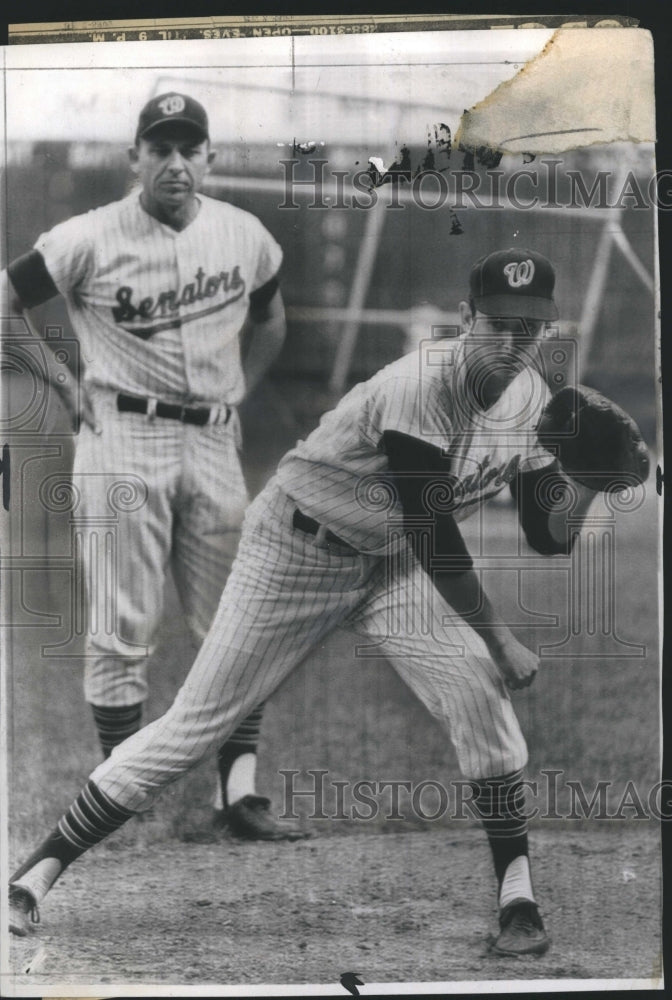 1965 Press Photo Joe Coleman Jr., practices while Manager Gil Hodges watches. - Historic Images