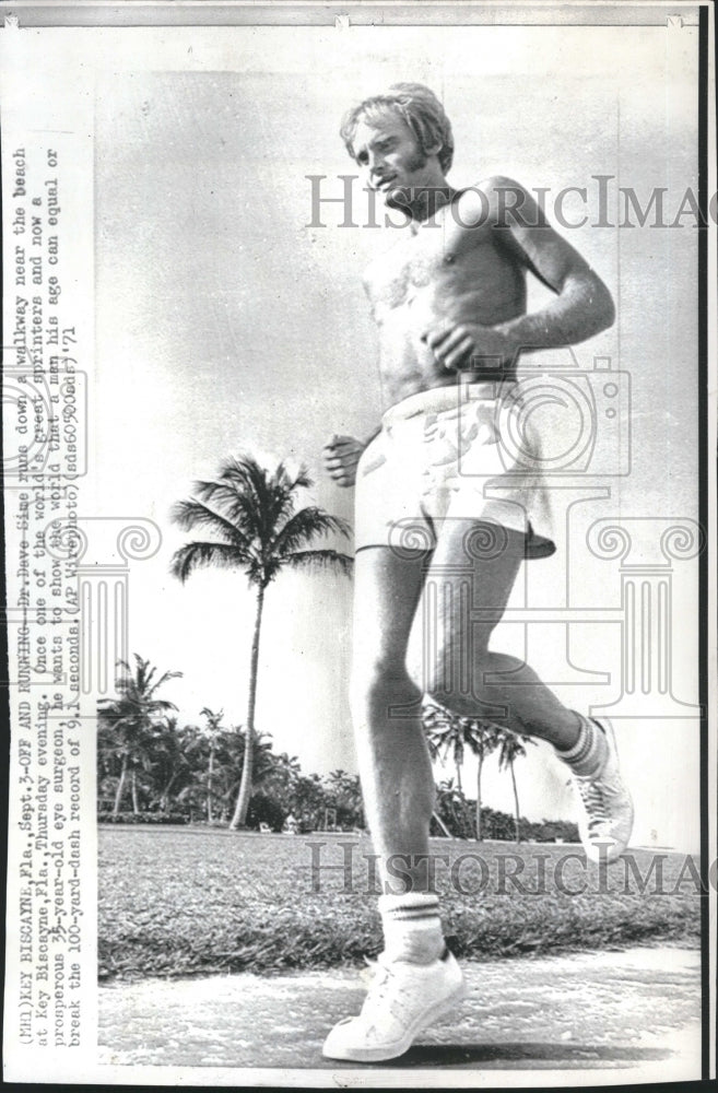 1971 Press Photo Dr.Dave Sime,world record sprinter and eye surgeon. - Historic Images