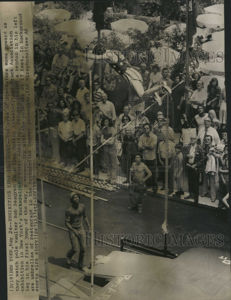 1975 Press Photo  Bob Seagren, pole vaulter at Rockefeller center. - Historic Images