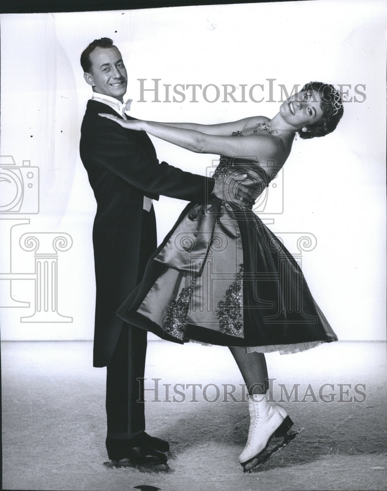 1963 Press Photo Molly &amp; Colin Beatty in the Ice Follies. - RSH34613 - Historic Images
