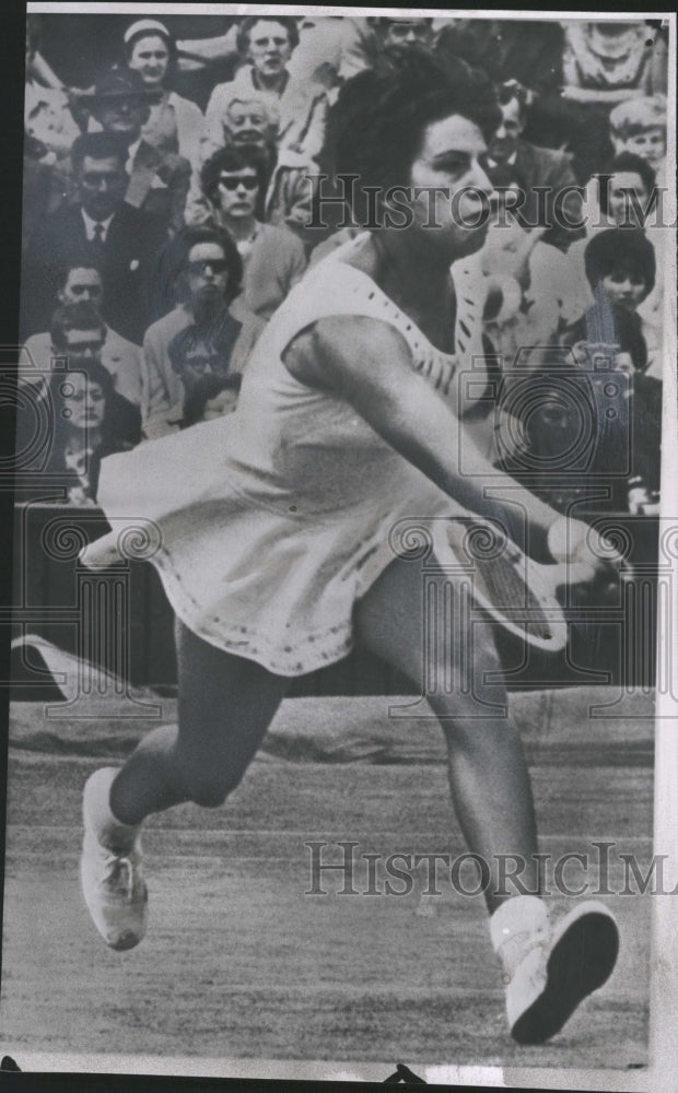 1964 Press Photo Marie Bueno of Brazil at Wimbledon. - RSH34657 - Historic Images