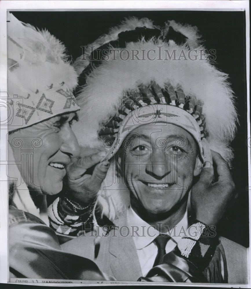 1962 Press Photo Horse Racing Jockey Eddie Arcaro Wearing Indian Headdress - Historic Images