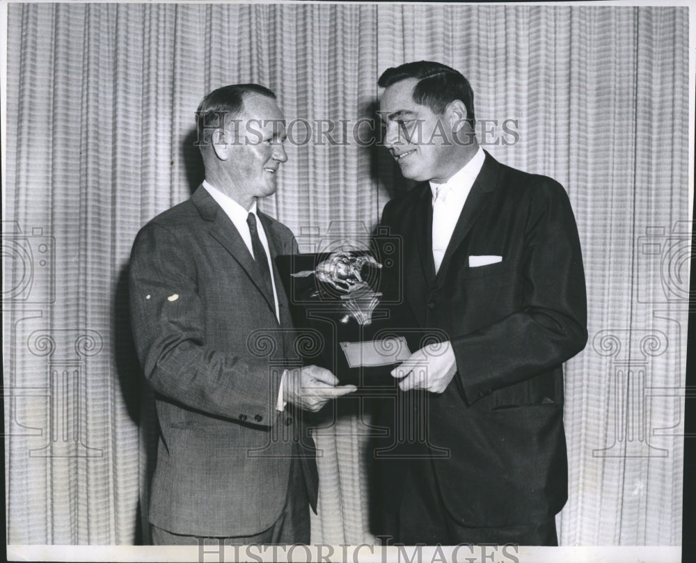 1963 Press Photo Bobd Waldo America Turf Writer and handicapped holds a trophy. - Historic Images