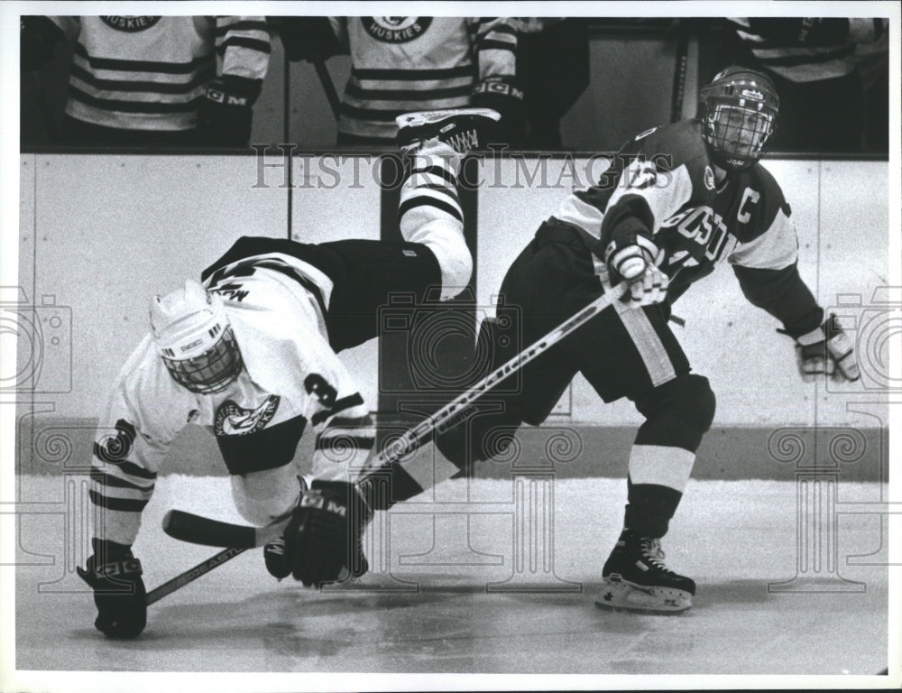 1996 Press Photo Bruins&#39;s Jay Pandolfo, checks NY&#39;s Dan McGillis - Historic Images