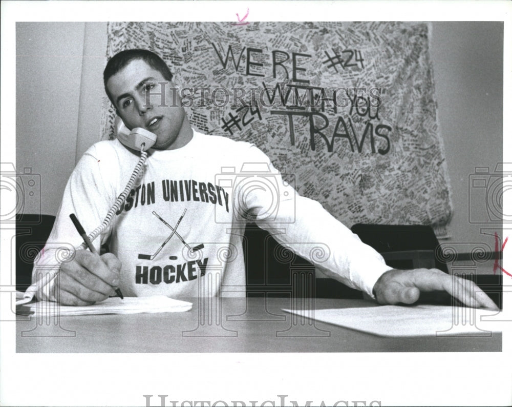 1995 Press Photo Bruins&#39;s Travis Roy mans phones during fundraiser - Historic Images