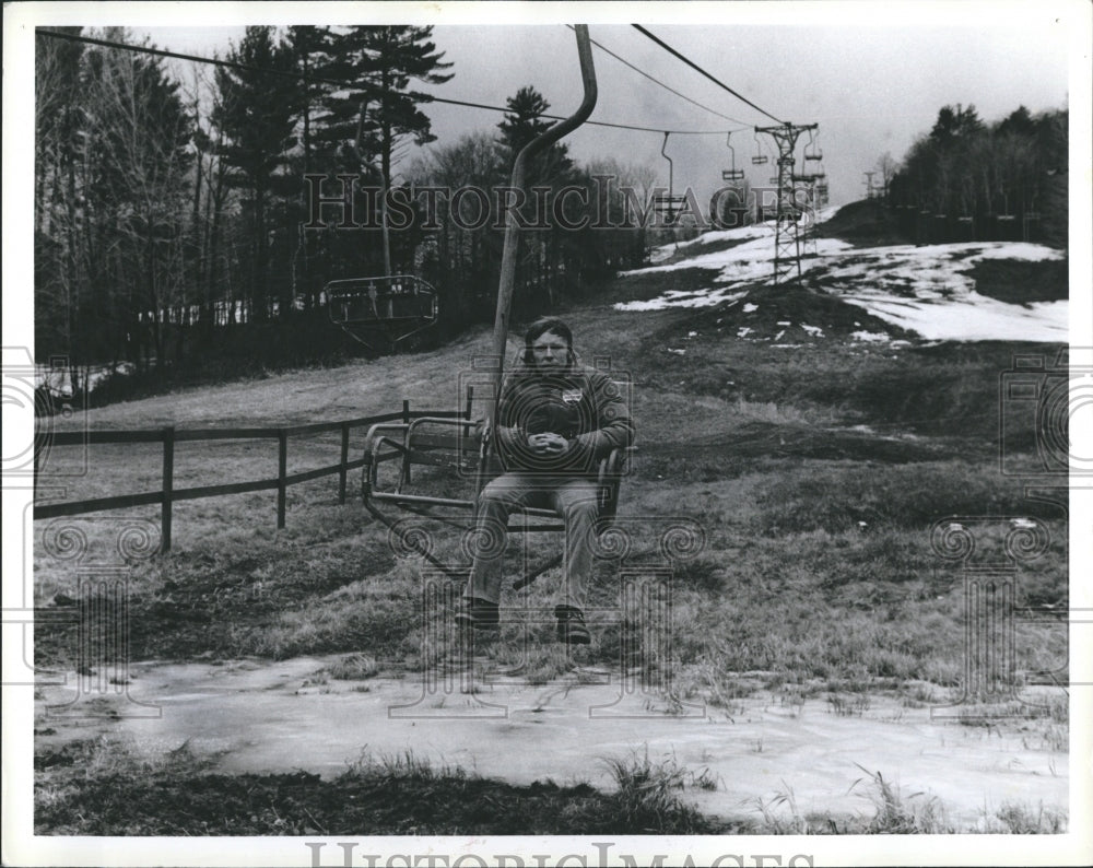 Press Photo Man Riding Ski Lift Deserted Skiing Slope Summer Alpine Downhill - Historic Images