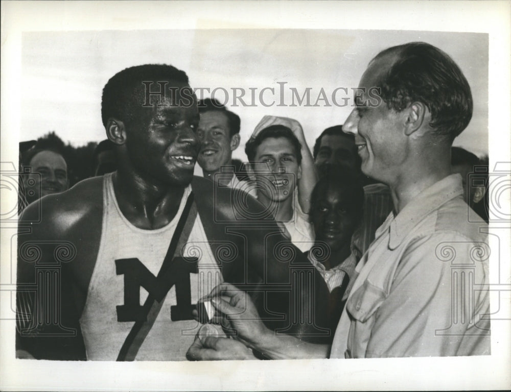 1940 Press Photo Bill Watson who worked his way through michigan University as amanuensis to Joseph - Historic Images