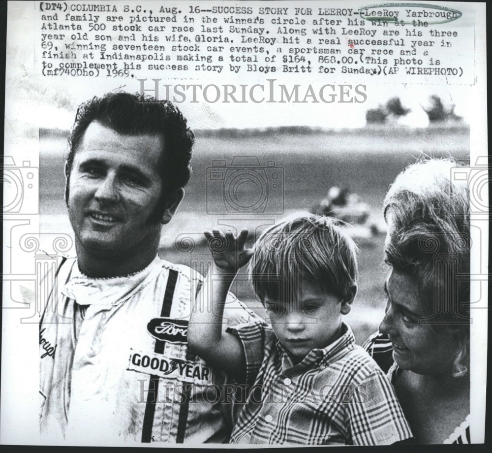 1969 Press Photo Car Racer LeeRoy Yarbrough with Wife Gloria &amp; son - RSH35055 - Historic Images