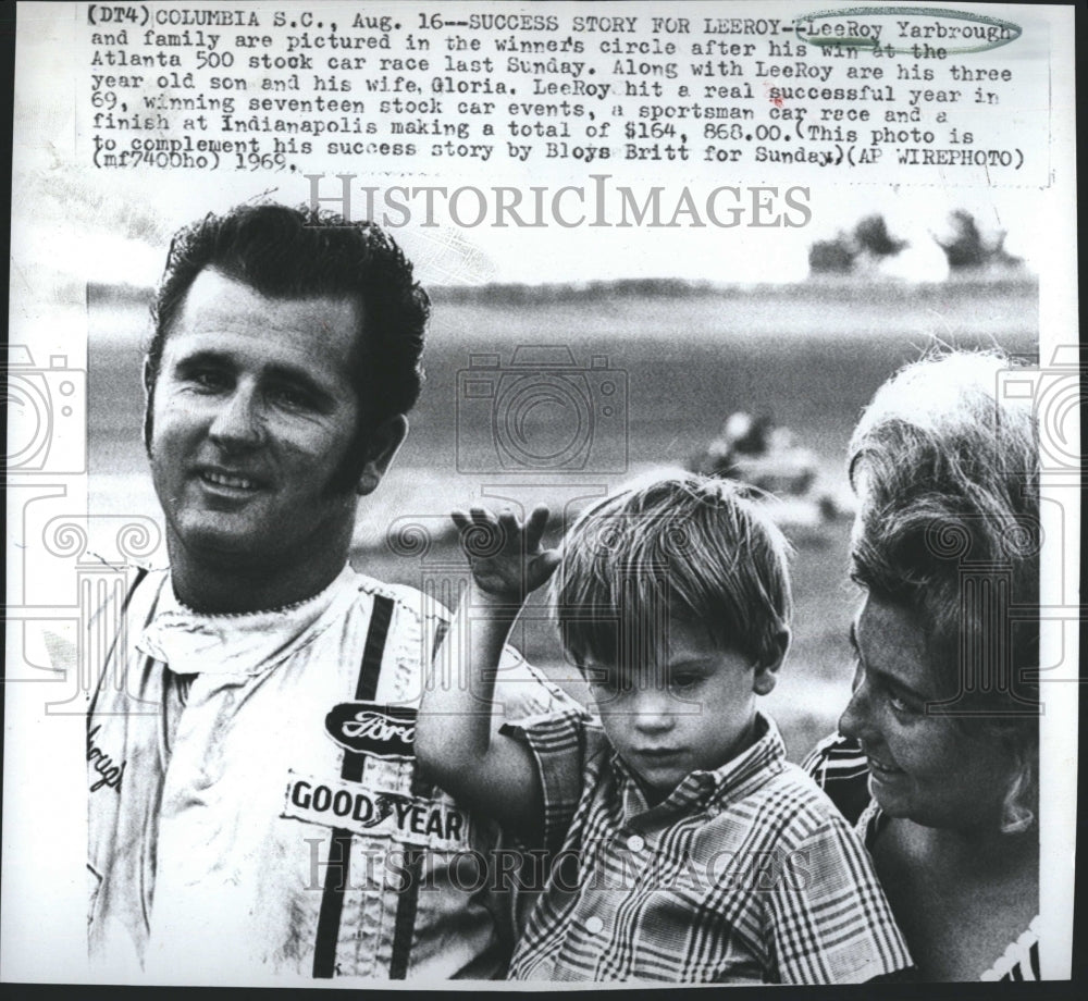 1969 Press Photo Car Racer LeeRoy Yarbrough with Wife Gloria & son - RSH35055 - Historic Images