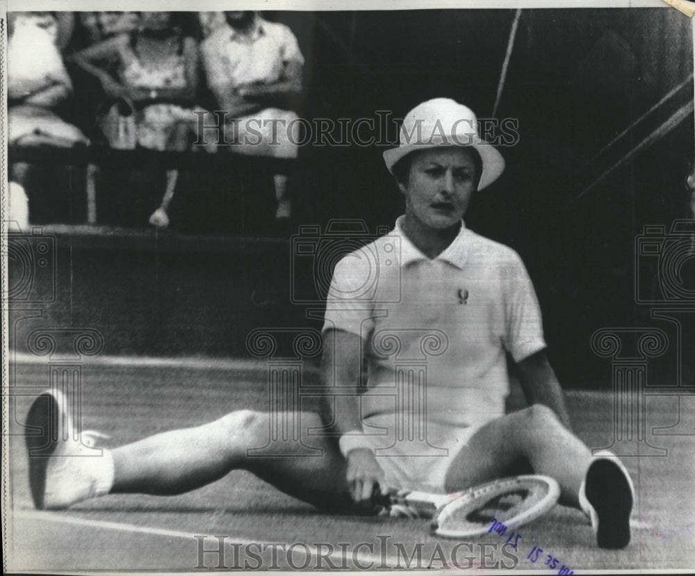 1970 Press Photo Nancy Richey sits on Wimbledon court in England after slipping in her match with Mr - Historic Images