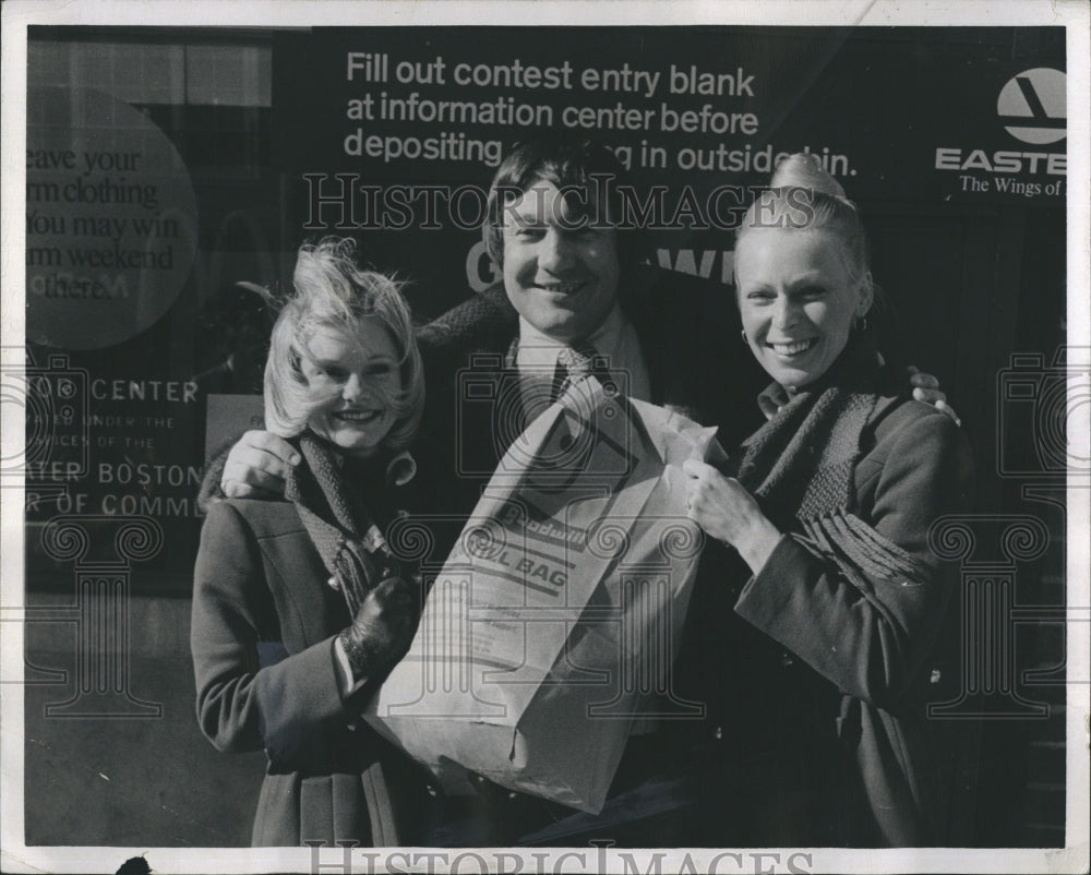 1973 Press Photo Boston Bruins Chief Johnny Bucyk with Eastern Airlines Ladies - Historic Images