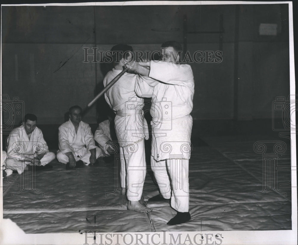 1967 Press Photo Sgt John McCanthy &amp; William Patuolmon Demonstrate &quot;Club Defense - Historic Images