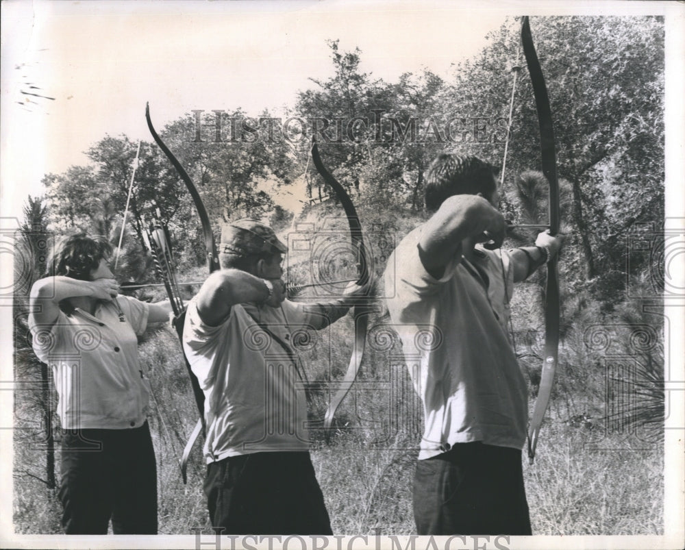 1976 Press Photo Sighting in for an arrow shot. - Historic Images