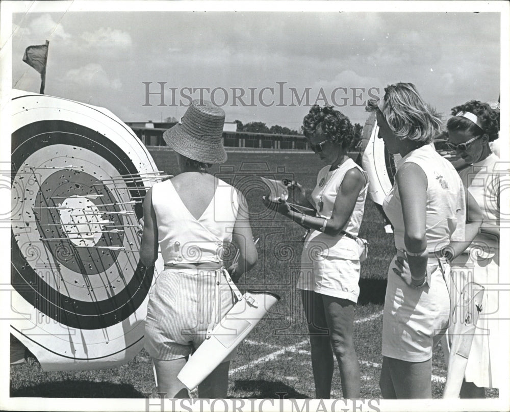 Press Photo Ladies in the arrow shooting range. - RSH35313 - Historic Images