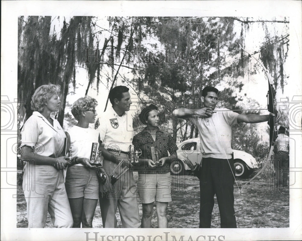 1964 Press Photo A picture of a three women and two men winners at archery shoot - Historic Images