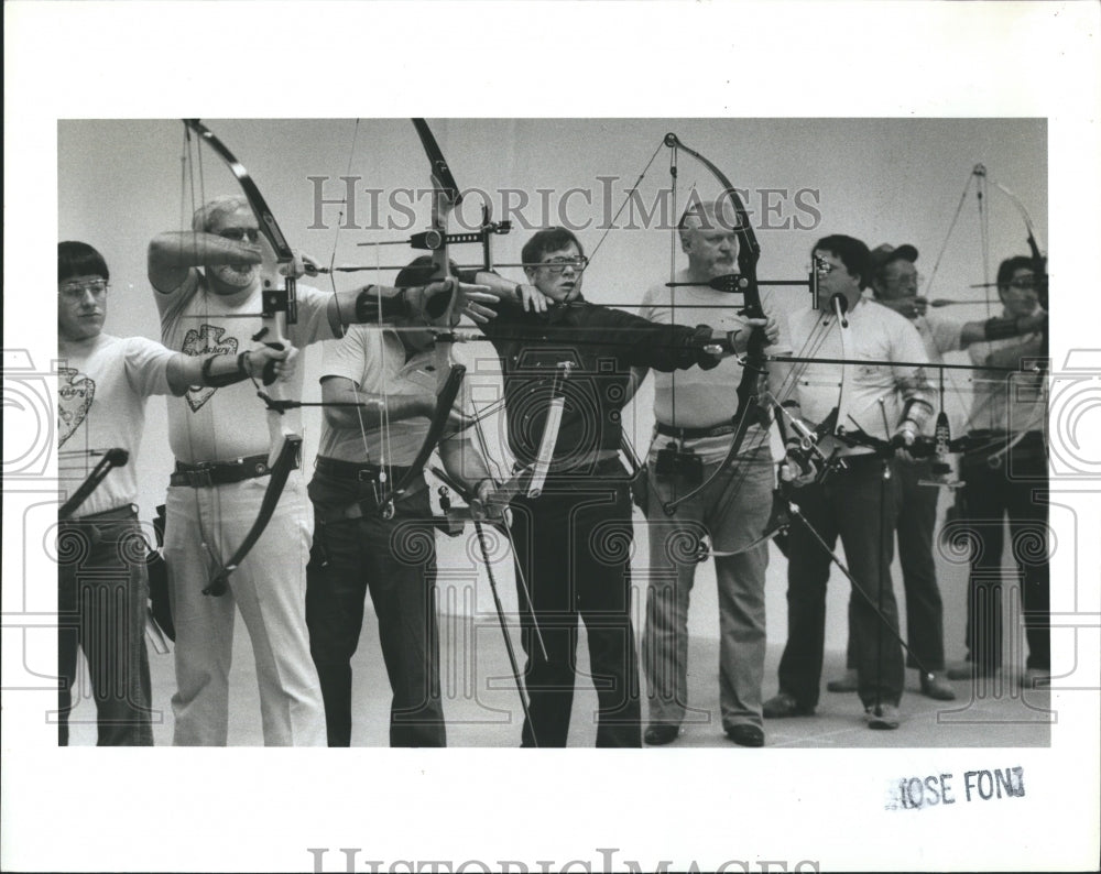 1985 Press Photo The man Line up for Archery - Historic Images