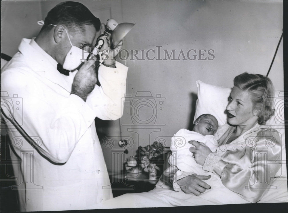 1950 Press Photo Mr.and Mrs. Woody Dumark and baby Bruce - RSH35349 - Historic Images