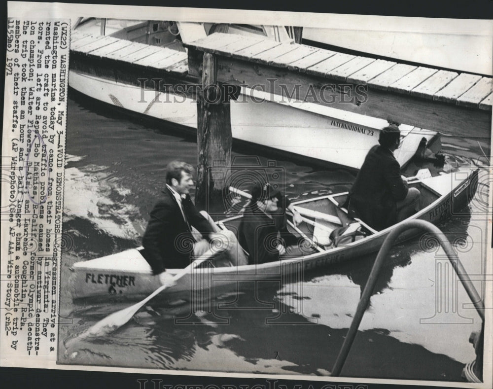 1971 Press Photo Congressman Bo Mathias ride the boat to avoid Demonstrator. - Historic Images