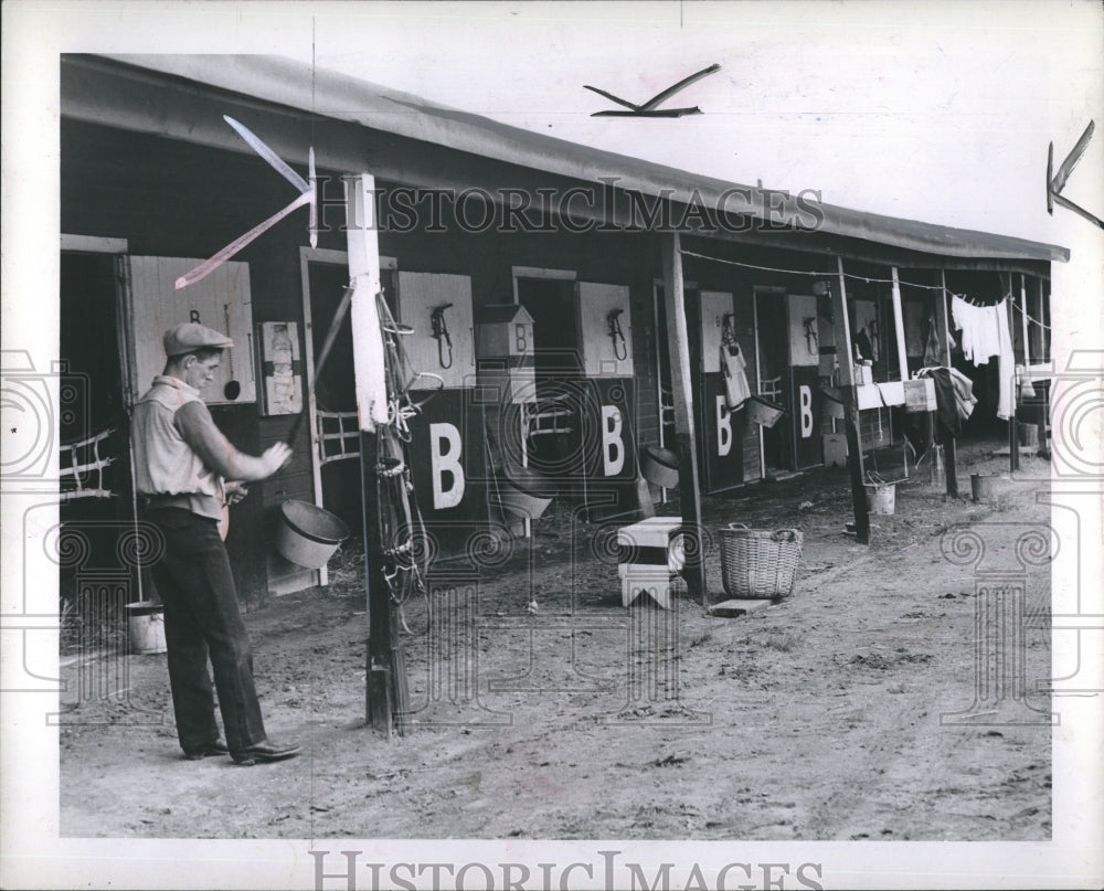 1943 Press Photo Horse Racing Stables Detroit - RSH35435 - Historic Images