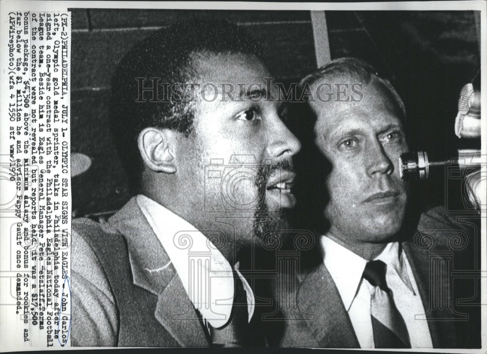 1970 Press Photo Olympic Star John Carlos Philadelphia Eagles Manager Pete - Historic Images
