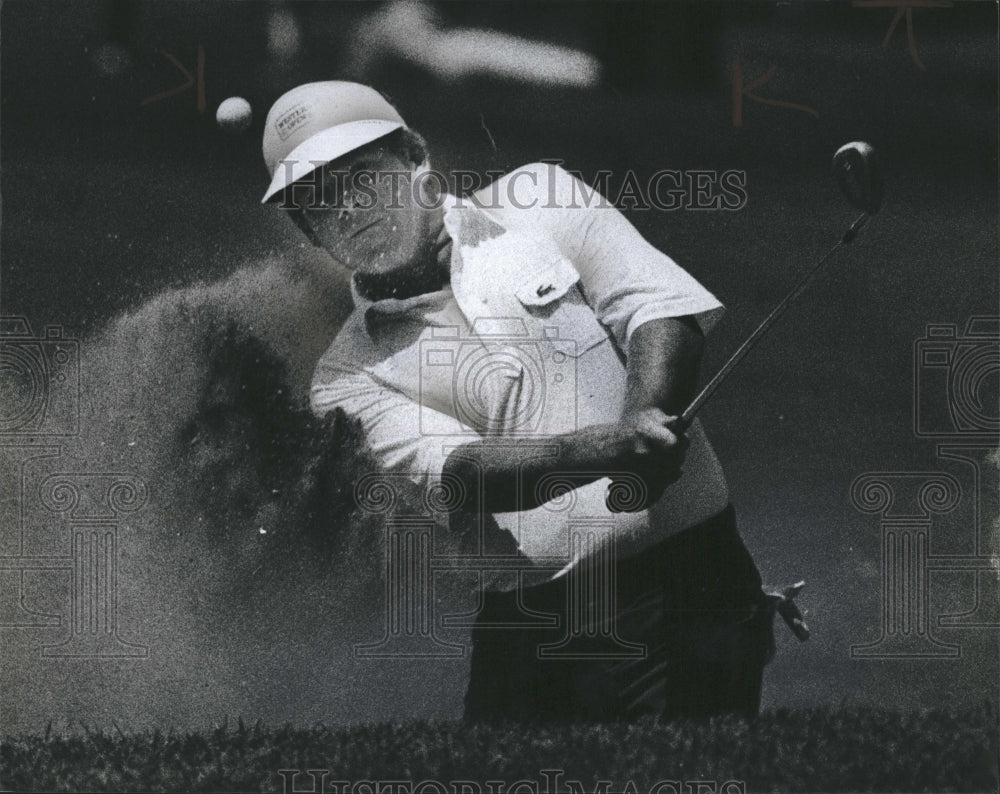 1982 Press Photo Ed Fieri comes out of sand 7th hole . - RSH35727 - Historic Images
