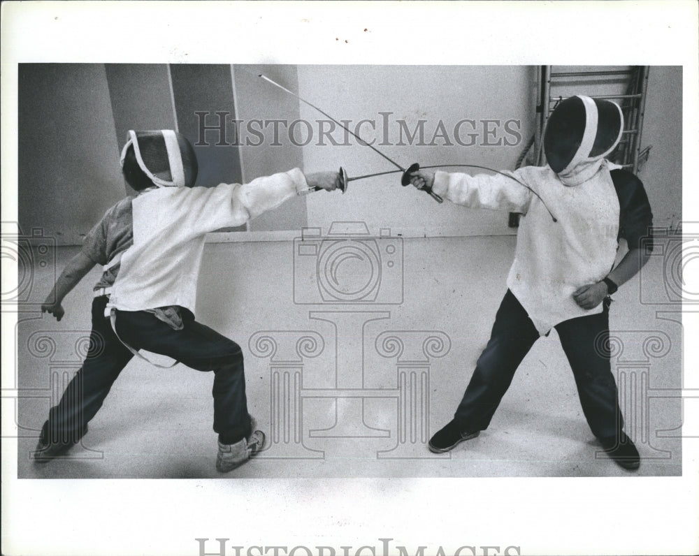 Press Photo Fencing - Historic Images