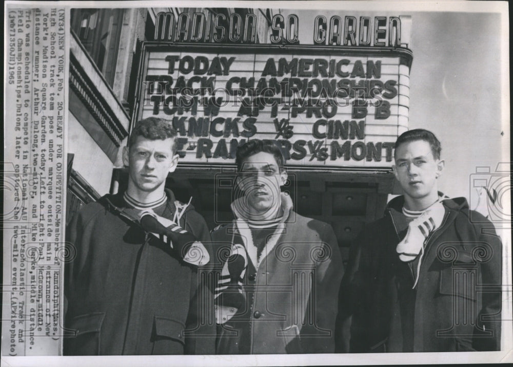 1965 Press Photo Highschool track team pose under marquee outside main entrance - Historic Images