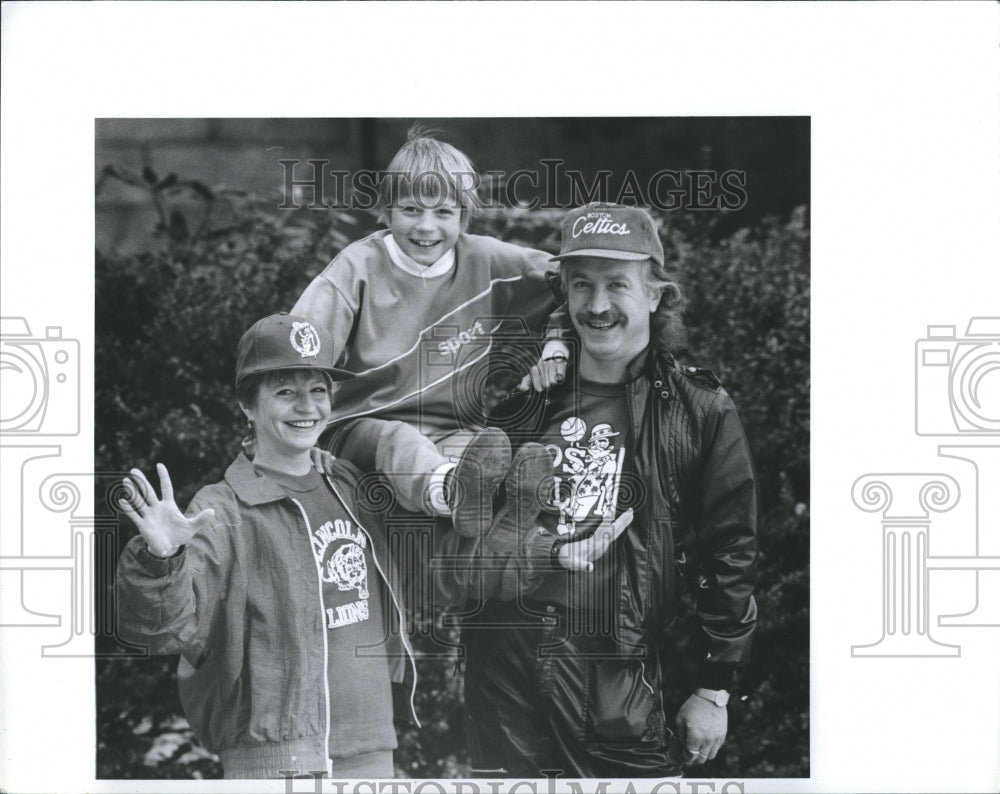 Press Photo Olga Korbut,son Richard and husband Leonid photographed across the P - Historic Images