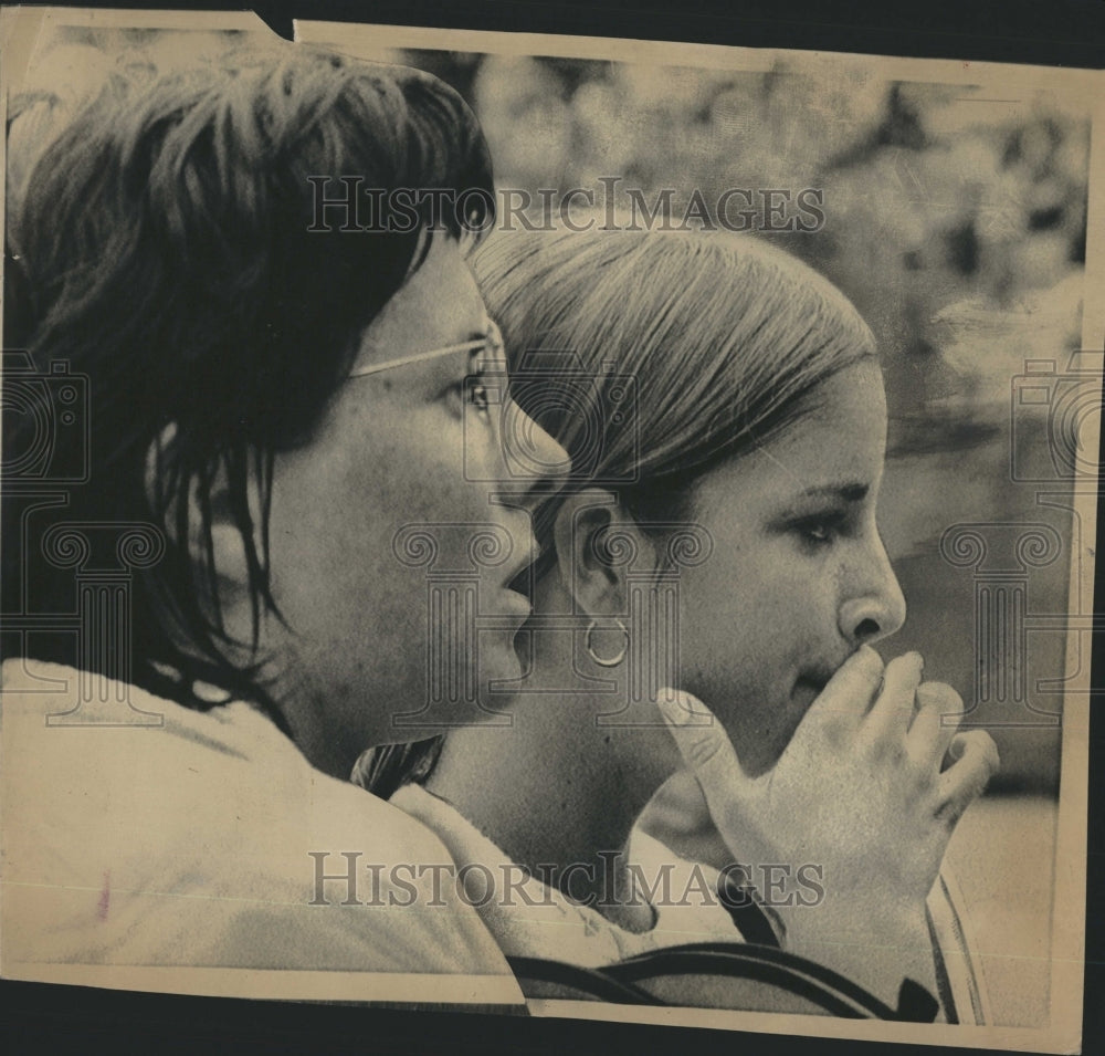 1971 Press Photo Billie Jean King chats dejected Chris Evert - Historic Images