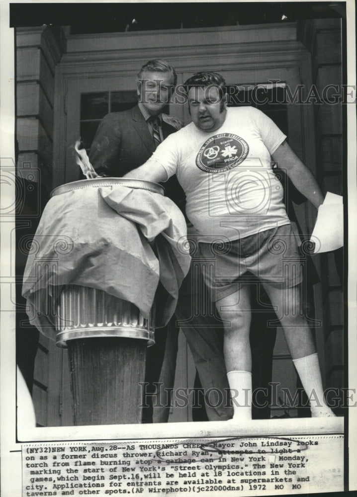 1972 Press Photo Richard Ryan Discus Mayor John Lindsey New York Street Olympics - Historic Images