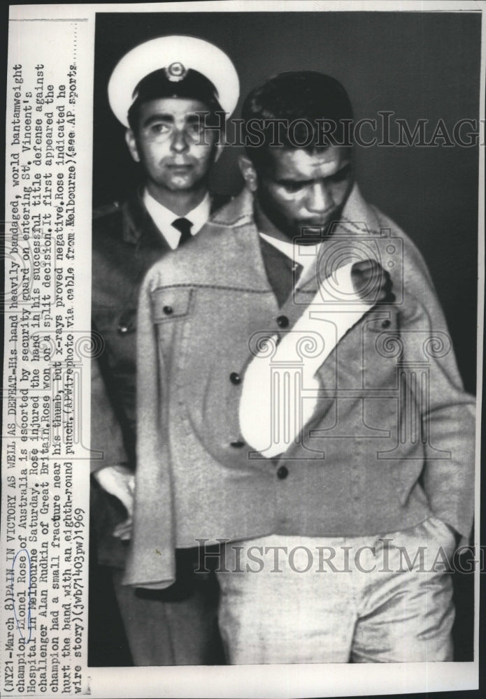 1969 Press Photo Lionel Rose boxing champion injured his right hands. - Historic Images