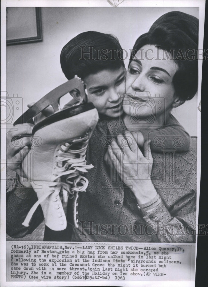 1963 Press Photo Alice Quessey gets a big hug from her son Ronnie. - Historic Images