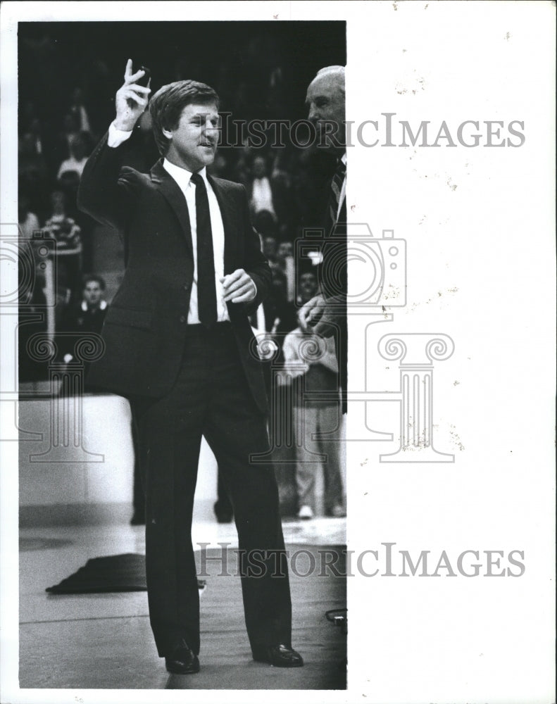 1987 Press Photo Bobby Orr dropped ceremonial first puck at Boston Garden - Historic Images