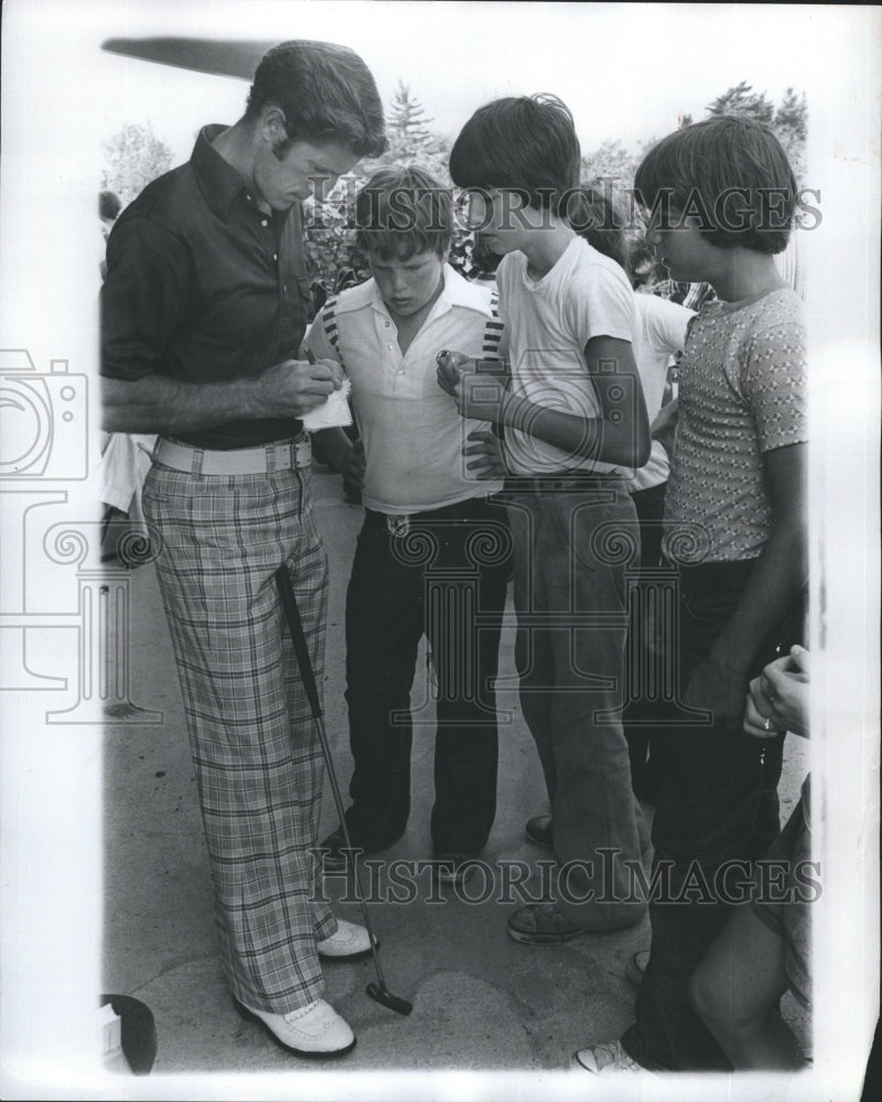 1977 Press Photo Golfer Jean Ratelle signs autographs for youngsters - Historic Images
