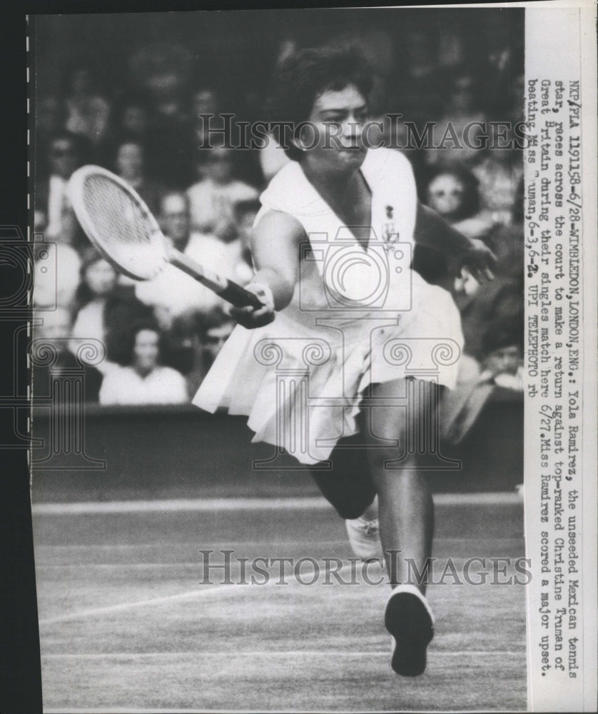 1959 Press Photo Yolo Ramirez Wimbledon Winner Upset Christine Truman - Historic Images