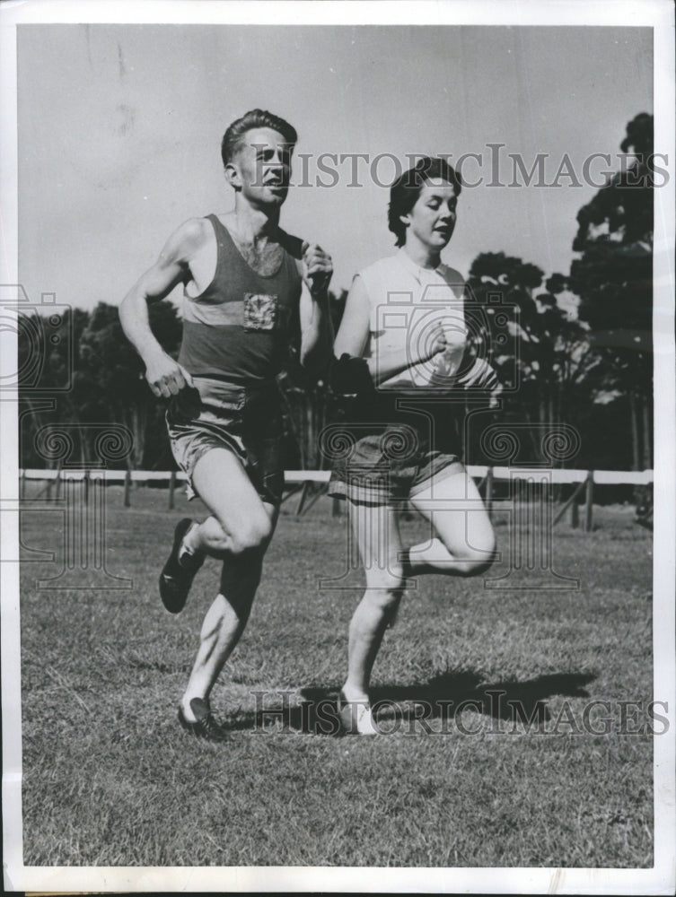 1955 Press Photo Dave Stephens Hopeful Olympic Runner Training with Wife Beverly - Historic Images