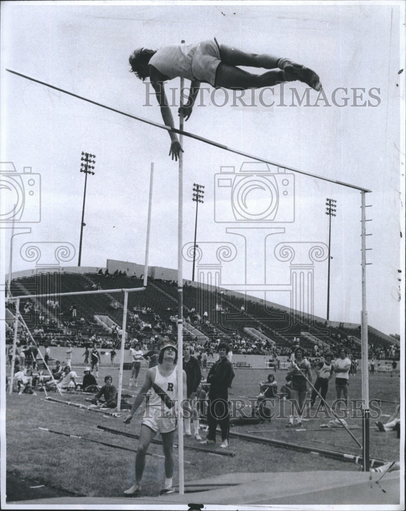 1975 Press Photo Mark Kirby Pole Vault state track meet - Historic Images