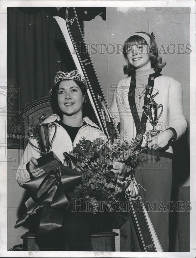 1964 Press Photo Avis Concannon Miss Blue Hill Ski Queen Julie Robinson Runnerup - Historic Images