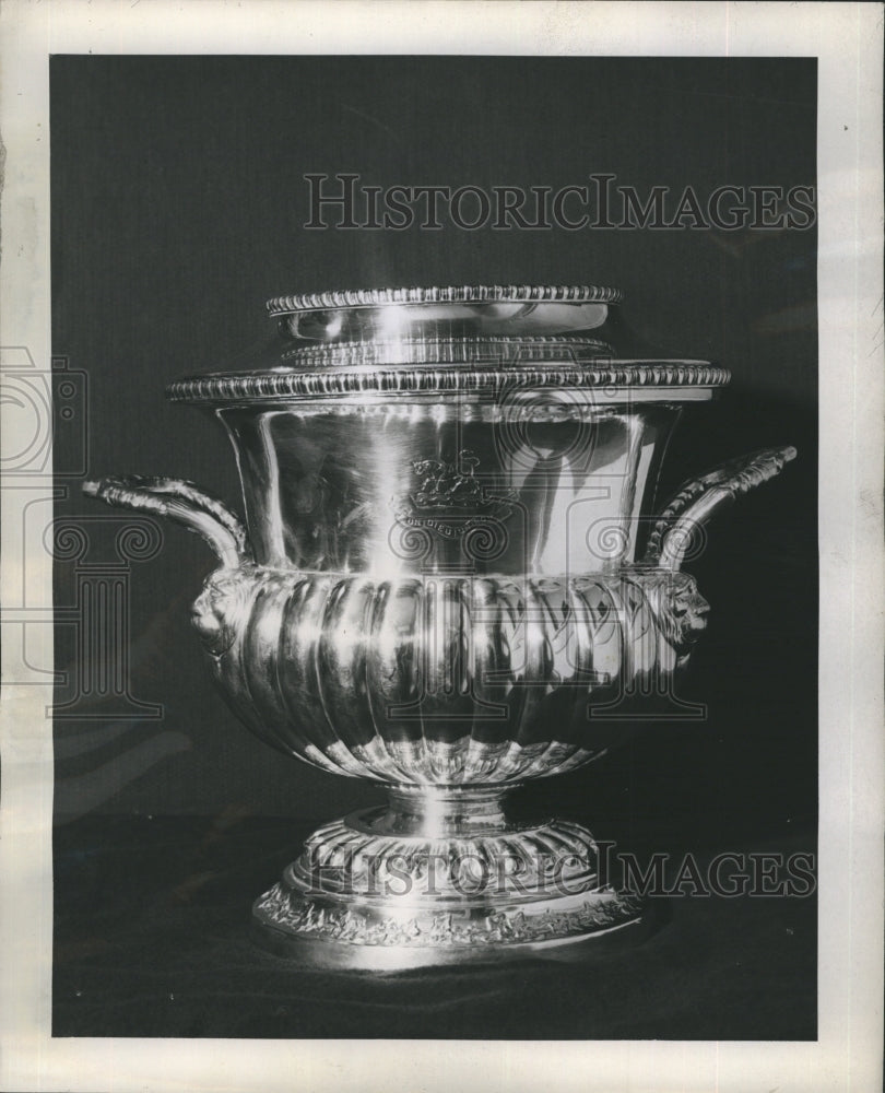 1946 Press Photo Silver Trophy Stars and stripes handicap - Historic Images